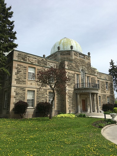 A photograph of the Administration Building at the David Dunlap Observatory